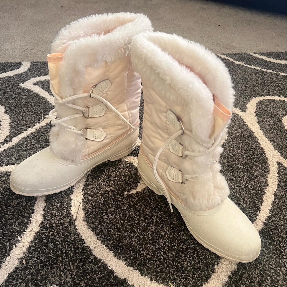 y2k boots with the fur 🐰✨
